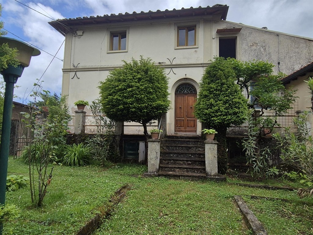 VENDESI IN VILLORE TRE APPARTAMENTI IN UNICO CONTESTO CON CANTINA SOFFITTE GIARDINO E TERRAZZA.