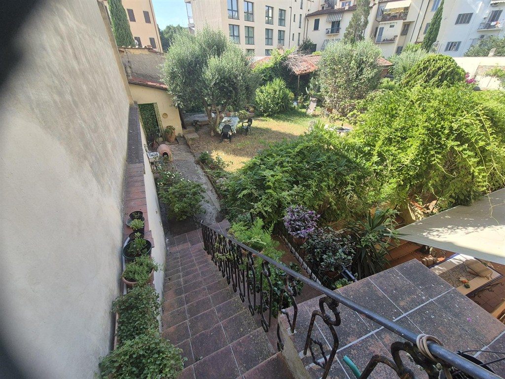 VENDESI APPARTAMENTO DI 141 MQ CON GIARDINO DI 200 MQ VIA SCIALOIA