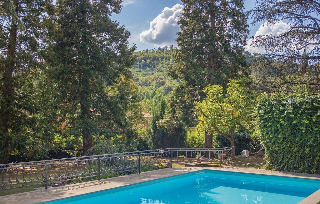 VICCHIO VENDESI VILLA CENTRO CON PISCINA E GIARDINO DI MQ 314