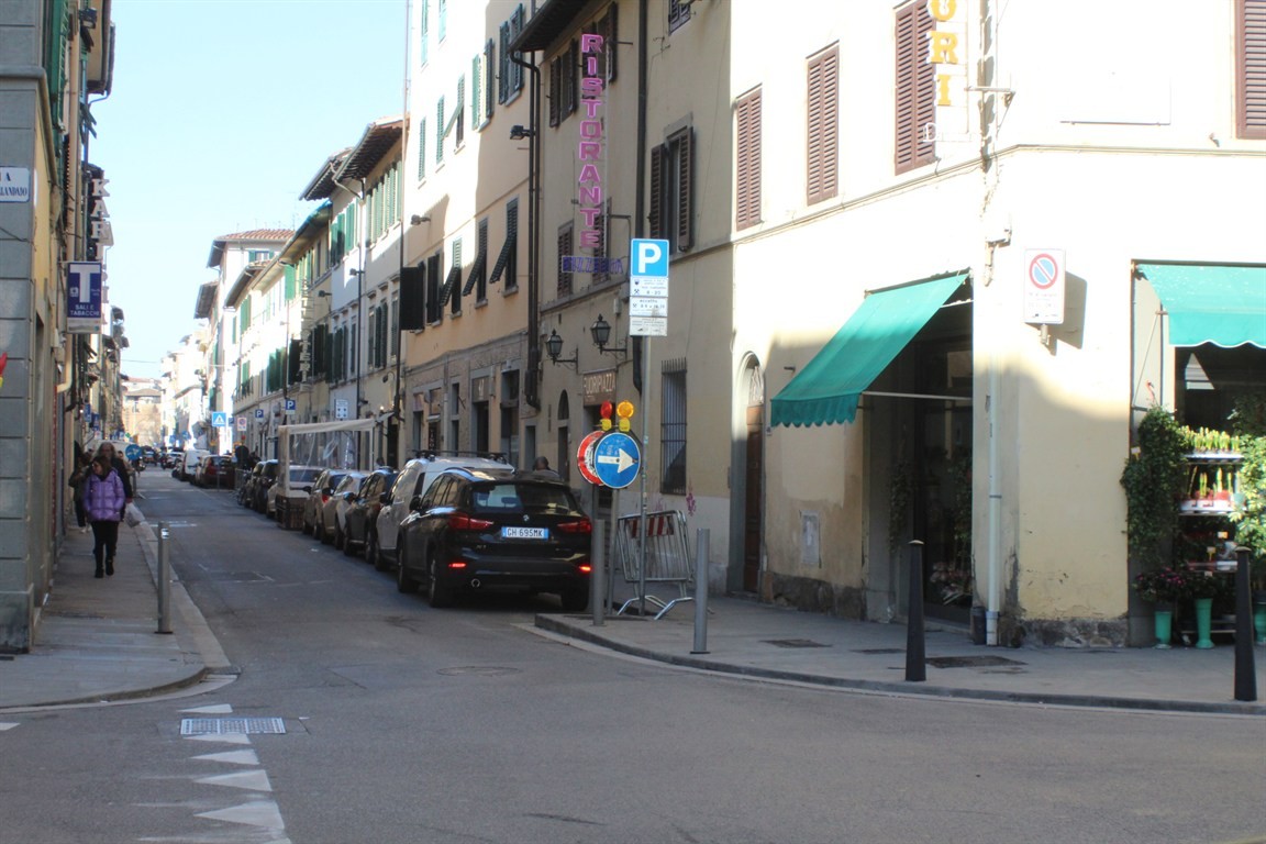 AFFITTASI  FONDO VIA GIOBERTI OTTIMA POSIZIONE