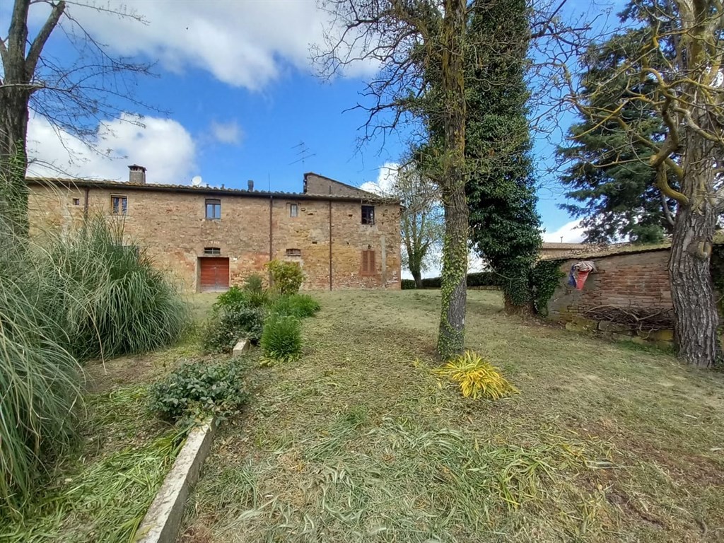 VENDESI CASALE LOCALITA AVANELLA