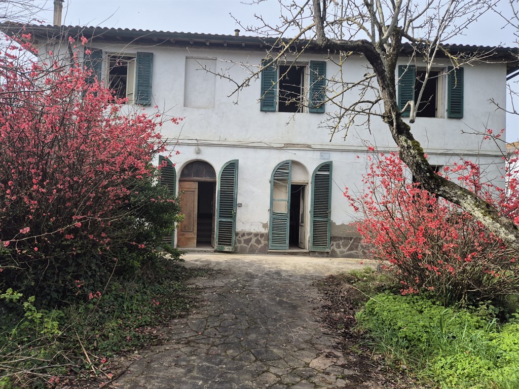 VENDESI CASA INDIPENDENTE IN CASTELFIORENTINO VIA FONDA