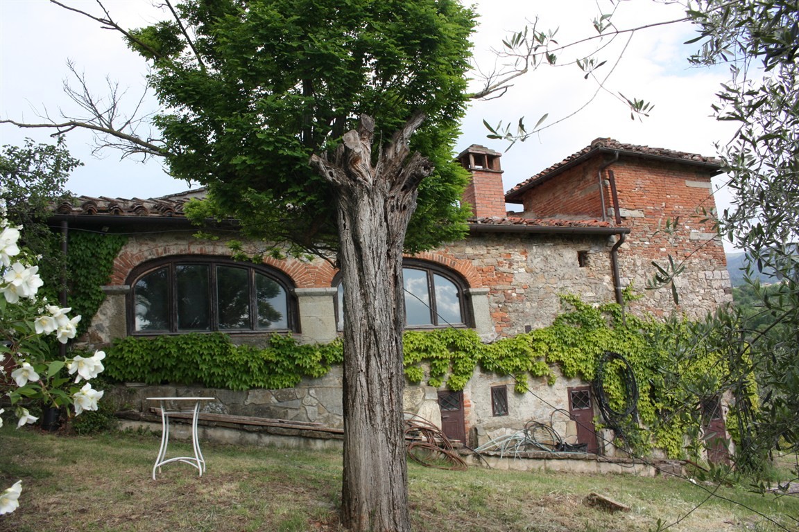 PRESSI PELAGO VENDESI CASA RURALE DI 267 MQ CON 7 ETTARI DI TERRENO