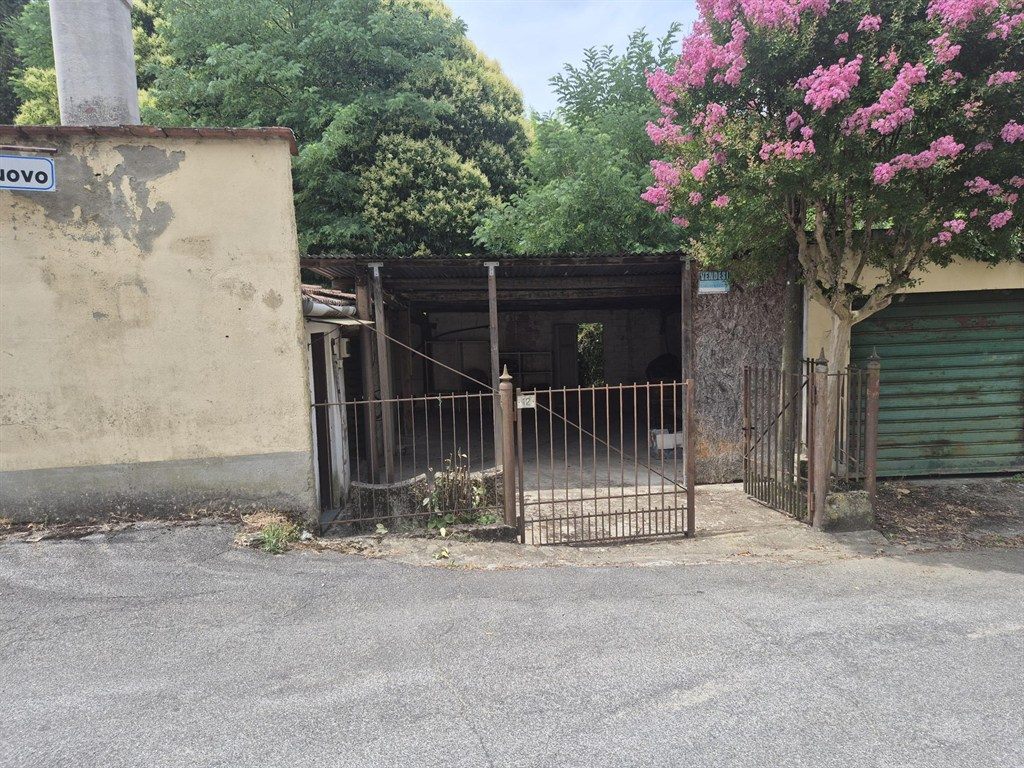 vendesi magazzino o deposito di mq 78 indipendente con cancello.