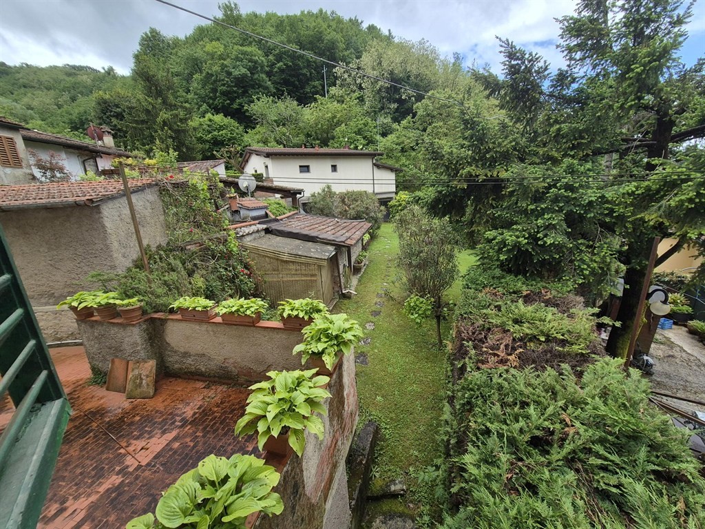 VENDESI IN VILLORE TRE APPARTAMENTI IN UNICO CONTESTO CON CANTINA SOFFITTE GIARDINO E TERRAZZA.