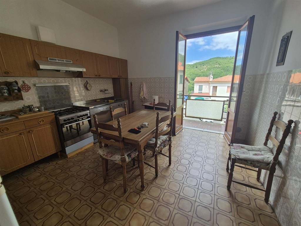 VENDESI APPARTAMENTO TOSI (PELAGO) DI 5 VANI