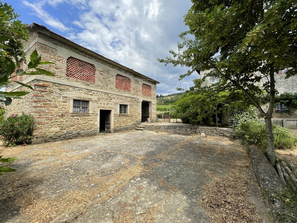 VENDESI FIENILE IN COLOGNOLE (PONTASSIEVE) di 210 mq