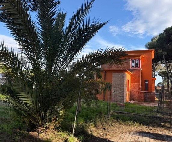 VENDESI VILLETTA CALAMBONE CON GIARDINO DI 600 MQ DEL TUTTO RESTAURATA E ARREDATA