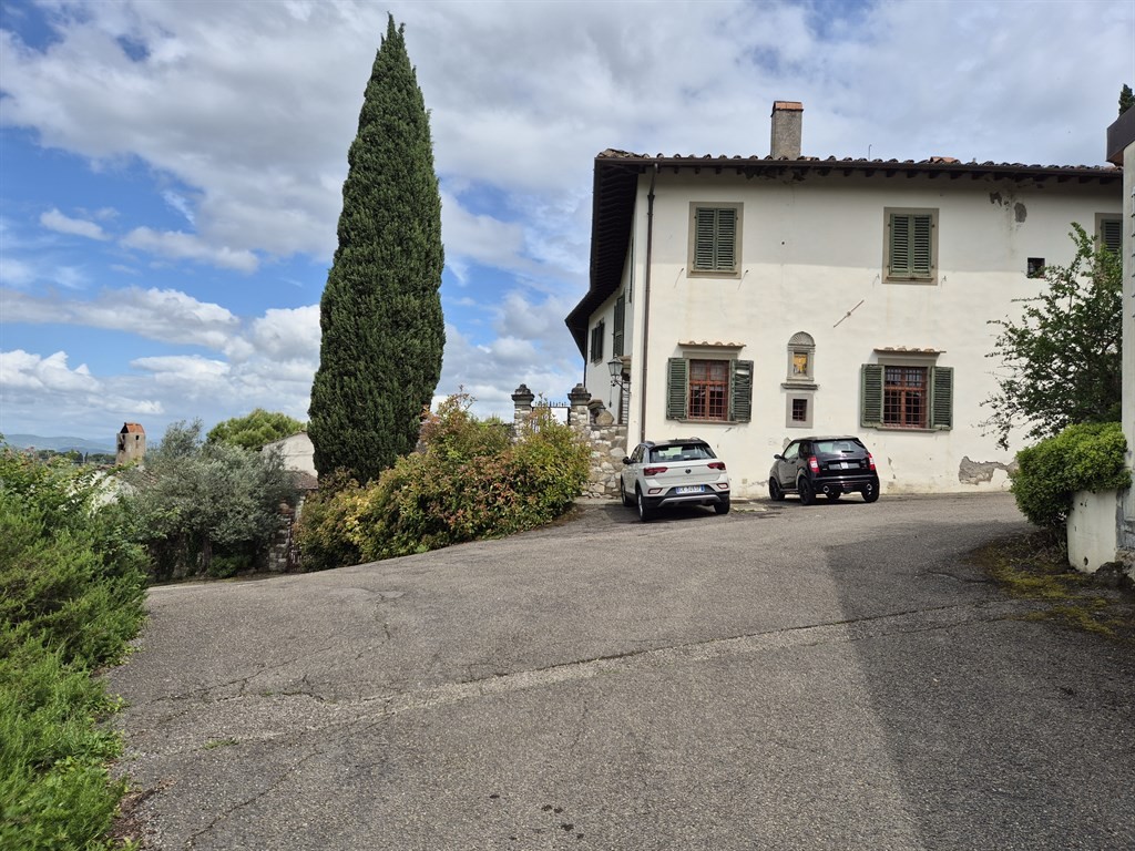 VENDESI VIA DI VACCIANO IN VILLA RESIDENZIALE APPARTAMENTO DI 100 MQ