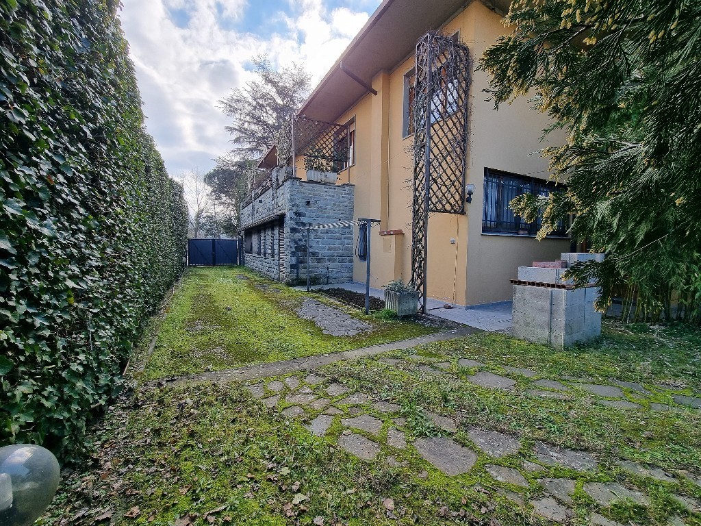 VICCHIO VENDESI VILLA CENTRO CON PISCINA E GIARDINO DI MQ 314