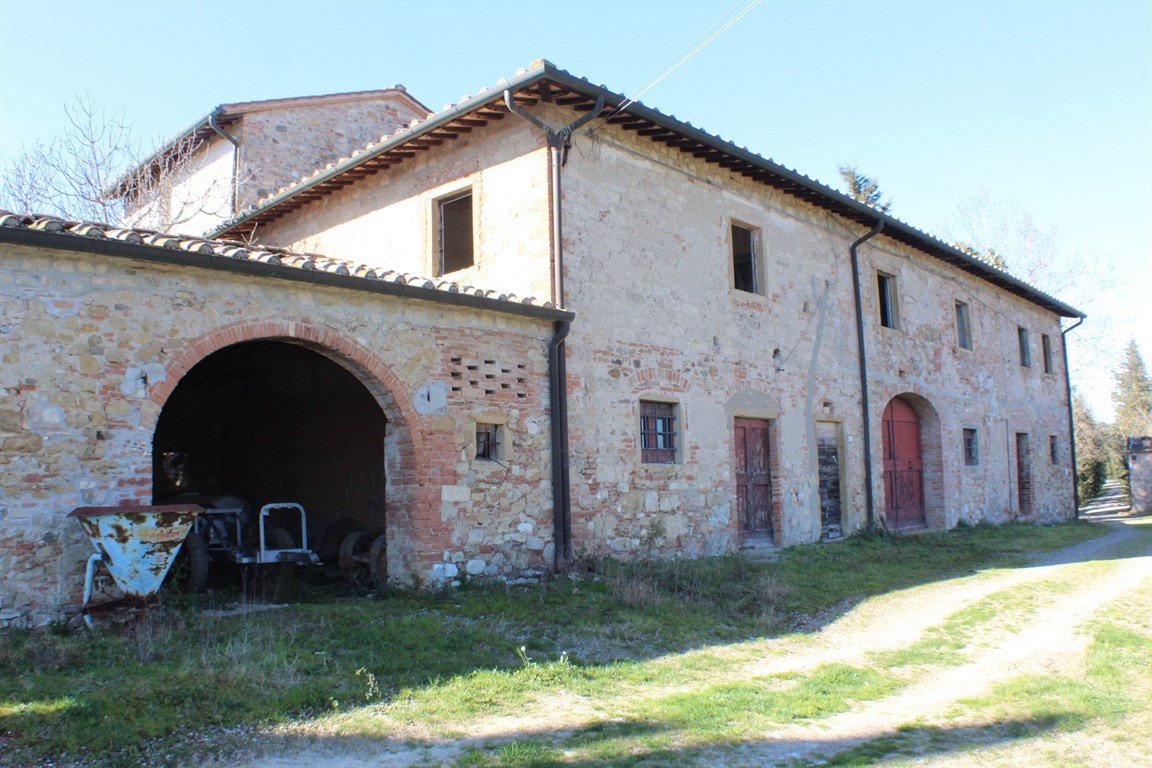 VENDESI CASE RURALI CON TERRENO PRESSI GAMBASSI TERME